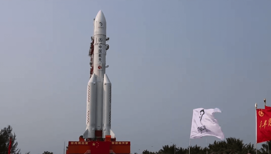 嫦娥六号探测器和长征五号遥八运载火箭转运至发射区，计划5月初择机实施发射。