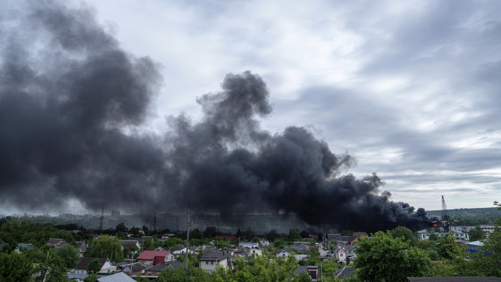 哈爾科夫地區遭俄軍擊中後冒出滾滾黑煙。 美聯社