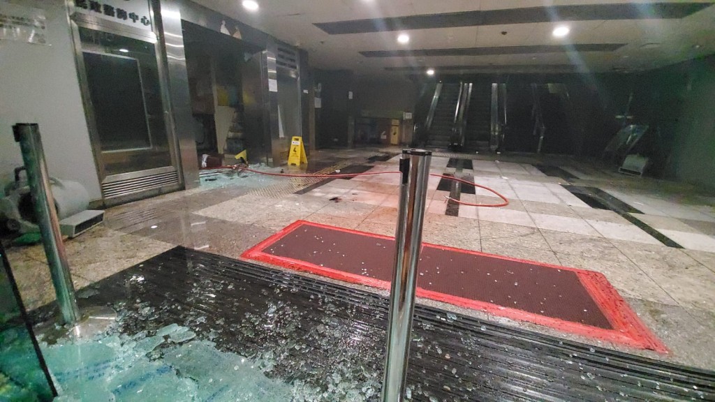 示威者闖長沙灣政府合署大堂縱火。