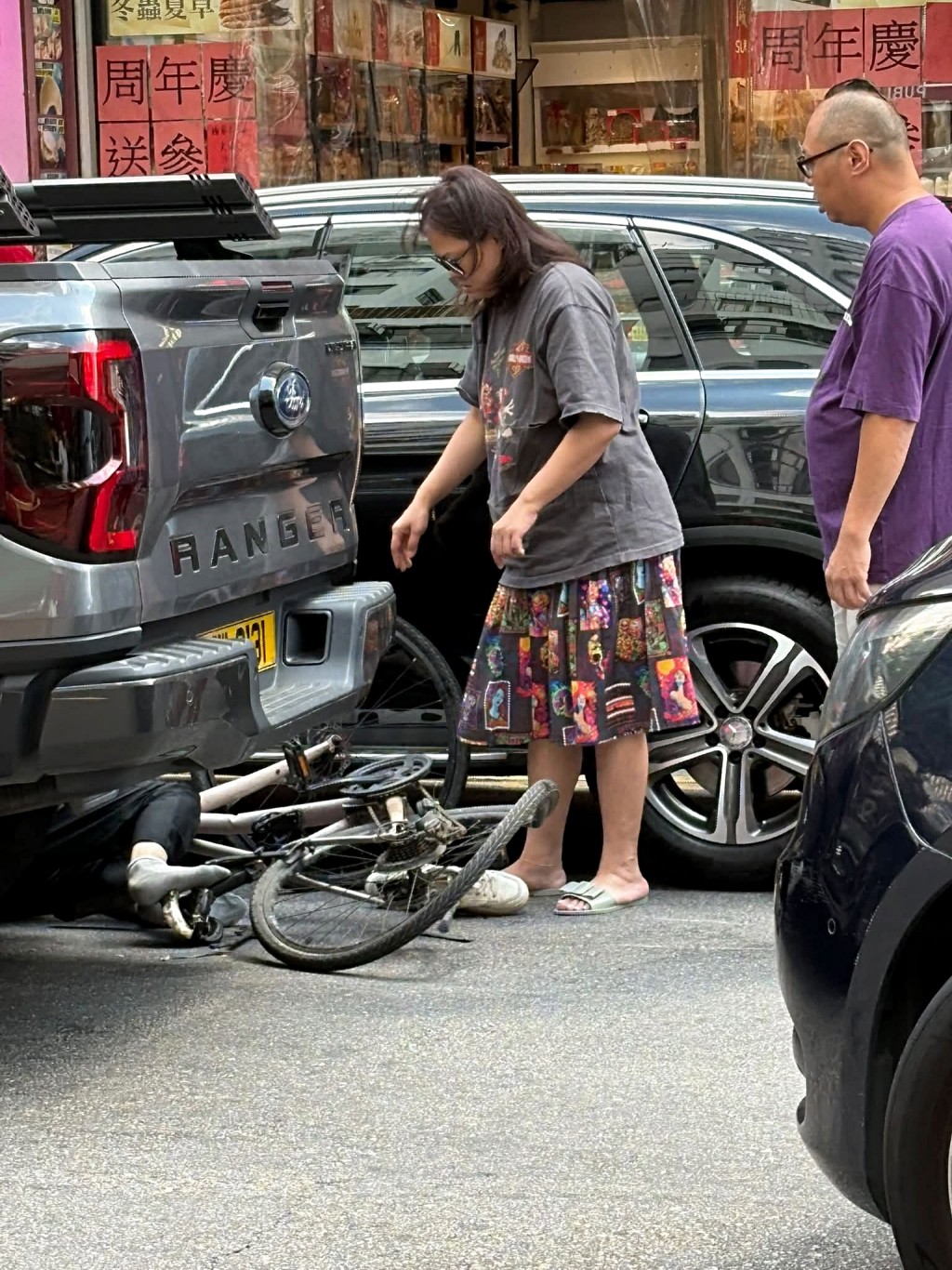 單車女捲落車底。網圖 單車女捲落車底。網圖