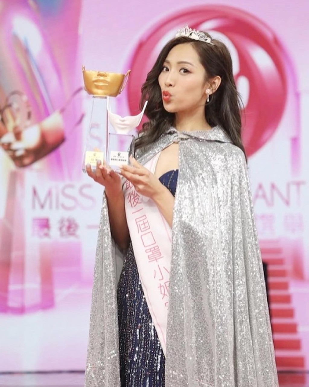 郑伊琪是《最后一届口罩小姐选举》冠军兼“服装与口罩配搭奖”得主。