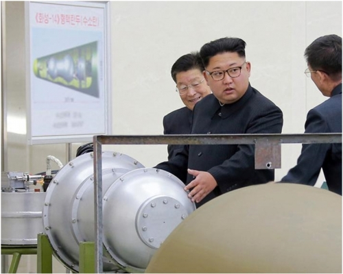 金正恩視察氫彈彈頭。朝中社