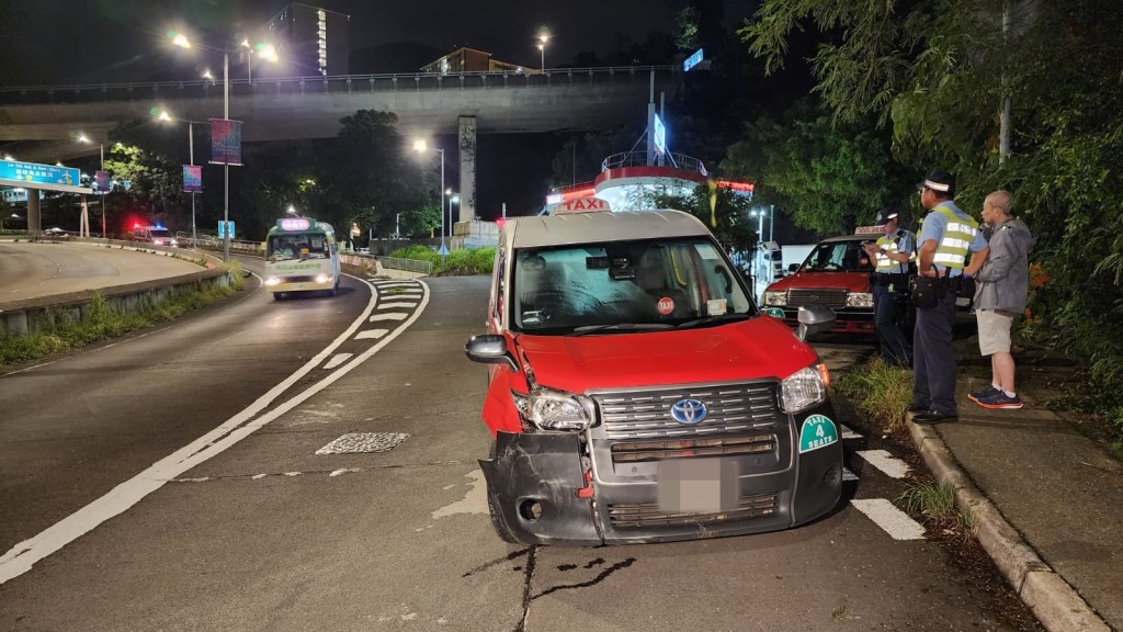 的士右邊車頭損毀，部分泵把飛脫，零件散落一地。黎志偉攝