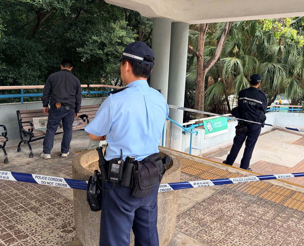 警方在通州街公園展開打擊非法街頭賭博行動。 警方在通州街公園展開打擊非法街頭賭博行動。