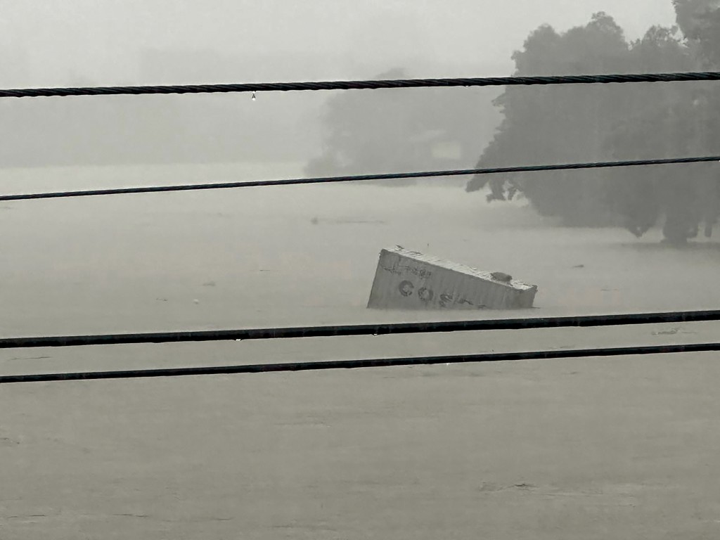 菲律賓馬尼拉，颱風格美導致近海降雨加劇，一個貨櫃漂浮在水漲船高的馬里基納河上。 美聯社