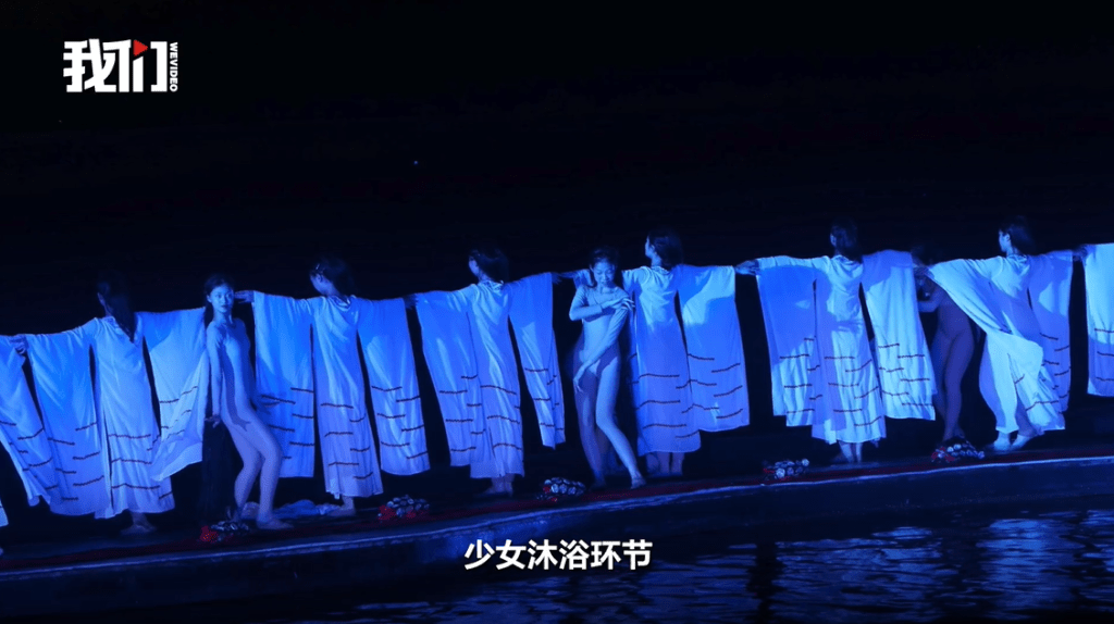 《印象·刘三姐》演员穿肉色紧身衣表演。 新京报