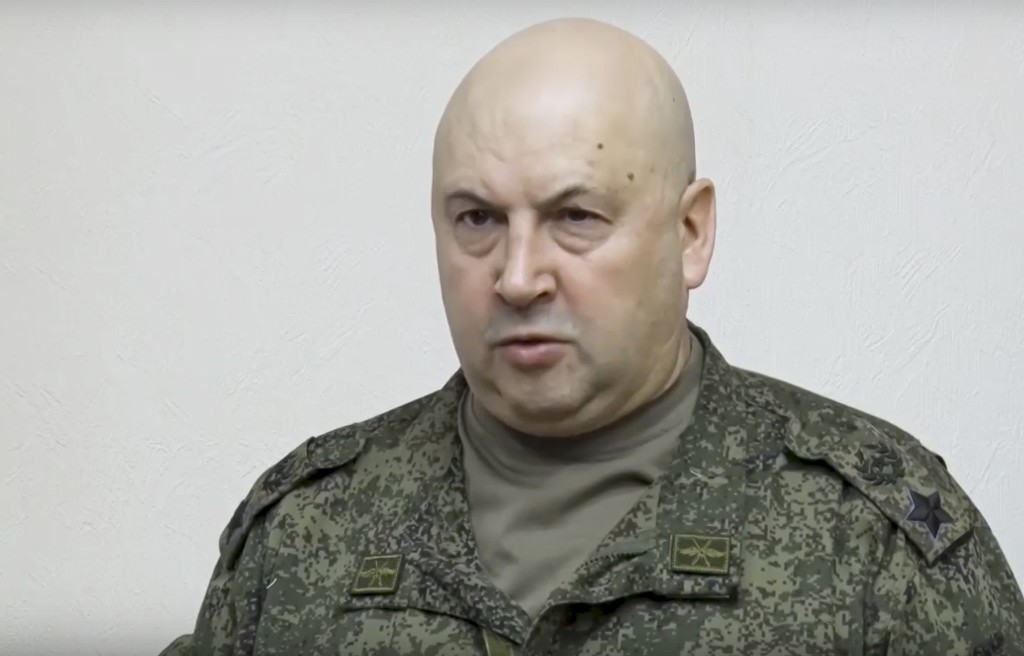 俄军乌克兰特别军事行动指挥官苏罗维金建议俄军撤出第聂伯罗河西岸。AP