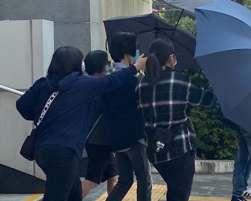 被告張震洊(右二)。陳楚琨攝