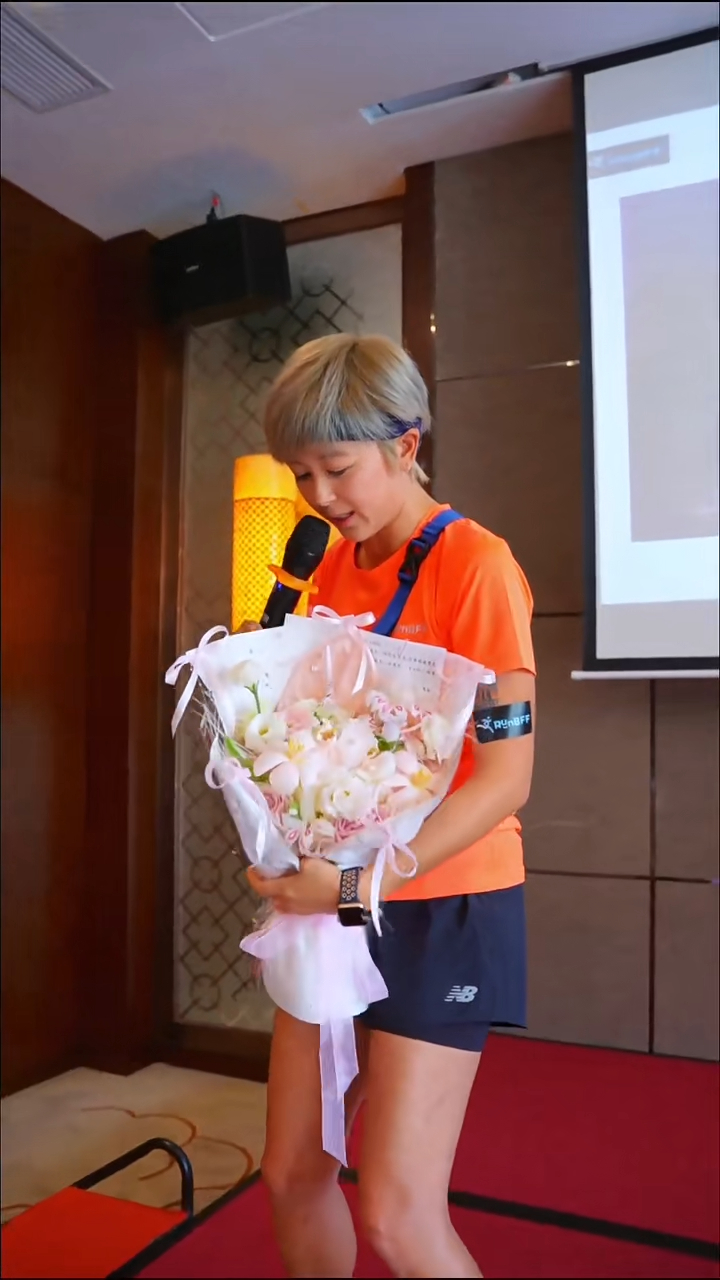唐寧早前返內地舉行見面會。 唐寧早前返內地舉行見面會。