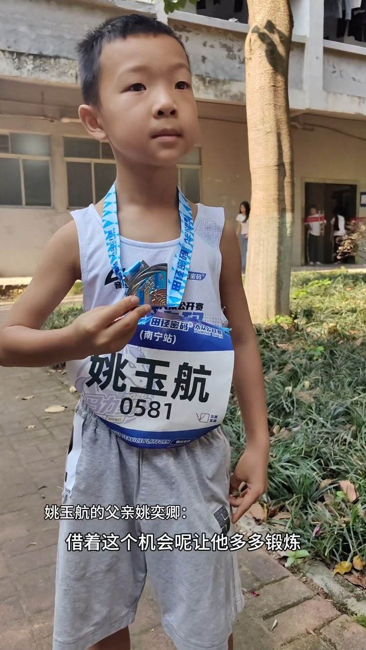 姚玉航面對一眾成人對手，絲毫不懼，認真地完成賽事。抖音