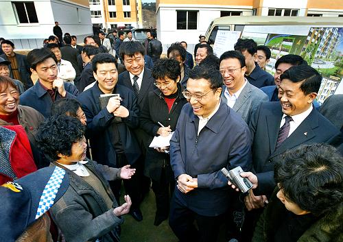 2005年11月3日，李克強在撫順與棚戶區改造搬進新居的群眾交談。新華社