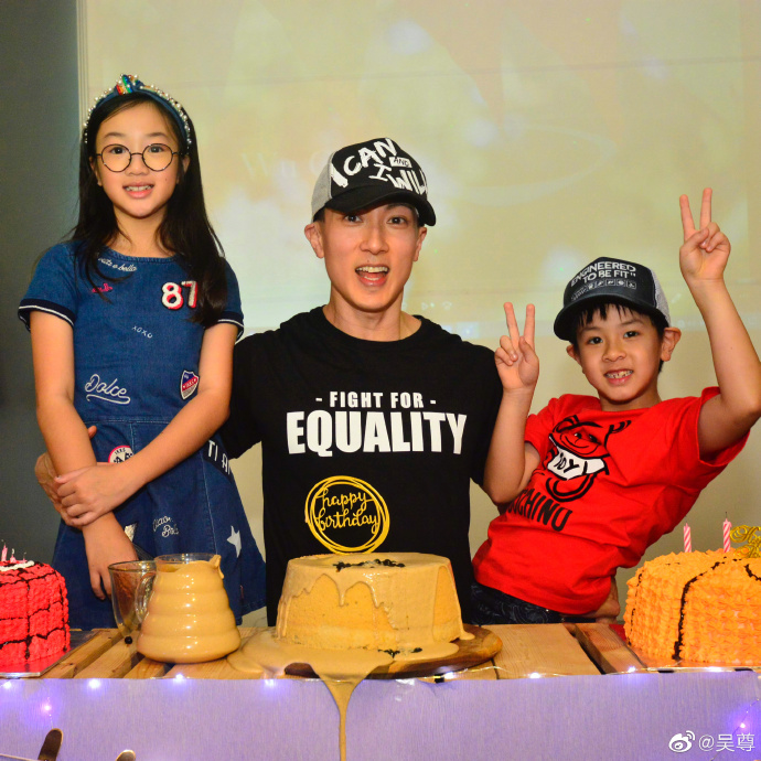 吳尊嘅社交平台有大量家庭照。