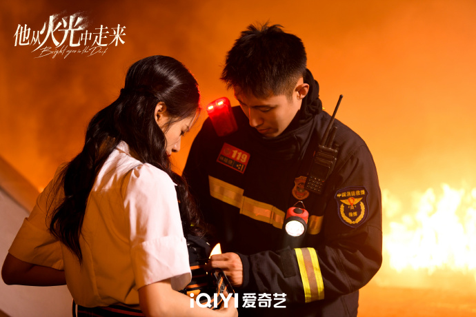 網民稱讚火場救援拍攝得很專業。