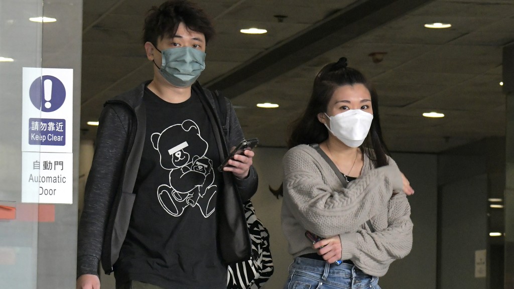 被告邱紹基(左)、周嘉瑩(右)。梁譽東攝