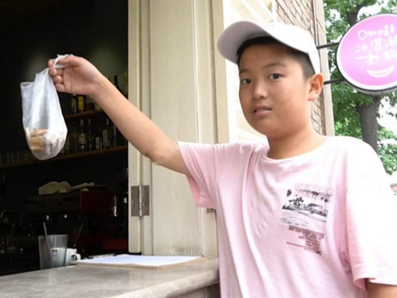 20個煙頭換1個軟雪糕筒,小學生們3年撿了5萬個煙頭。(網圖)