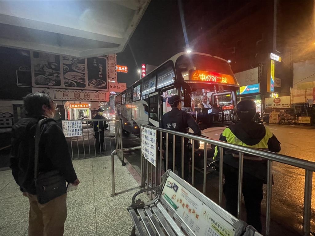台警自昨日晚間8時開始，針對縣內各火車站、客運站等周邊及人潮眾多地點，加強巡邏及守望勤務。 台警