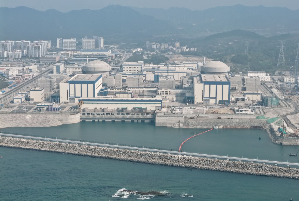 “华龙一号”大湾区首个自主三代核电一期全面建成，年发电量可供200万人使用。中新社