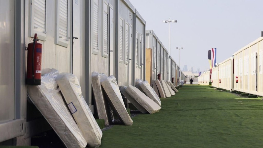 卡塔爾在首都多哈附近搭建了1800個帳篷和6000間貨櫃屋，供給球迷租住。AP