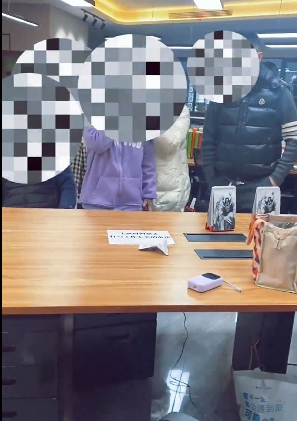 戴女士拍攝的影片顯示，公司同事在其工作枱放鍾馗圖，雙方爆衝突。