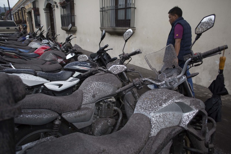附近地区遭厚厚的火山灰覆盖。AP