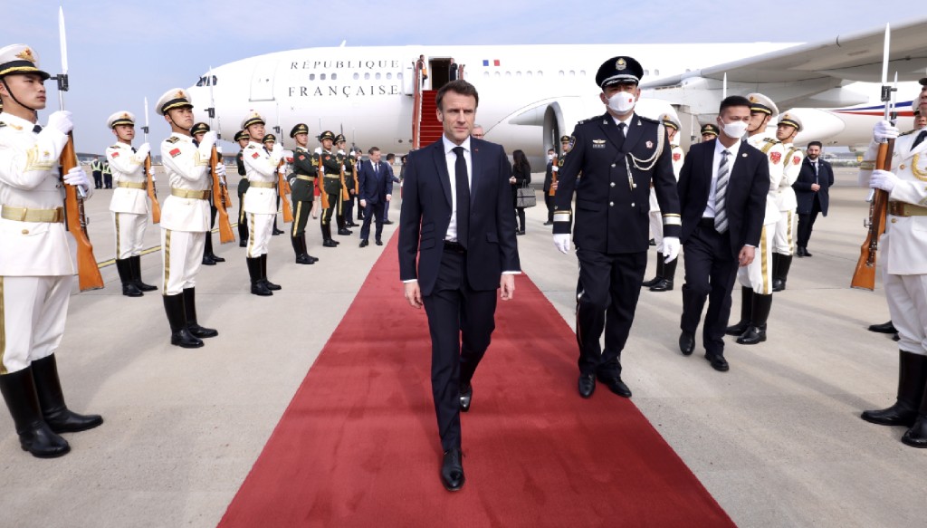 法國總理馬克龍今日抵達北京進行國是訪問。(新華社)