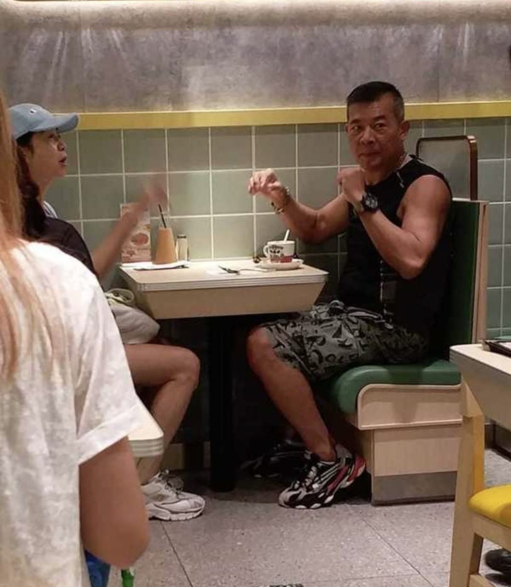 唐麗球與老公去茶餐廳，其一雙纖幼長腿網民讚Keep得好。（網上圖片）