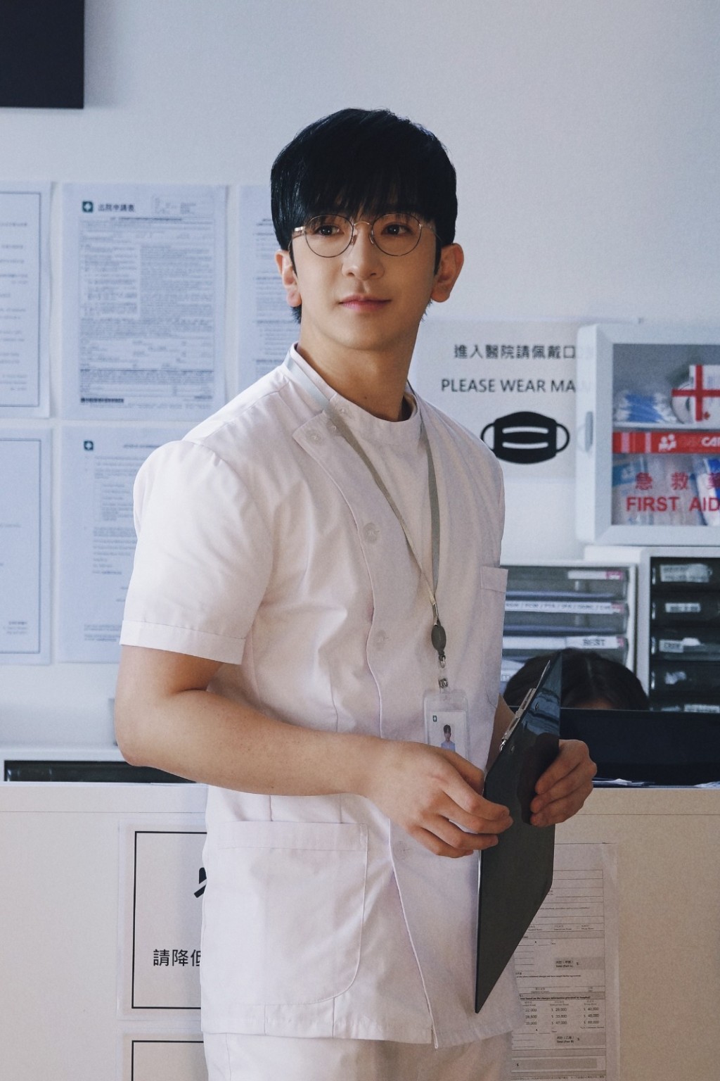 Anson Lo第一次穿上護士制服。 Anson Lo第一次穿上護士制服。