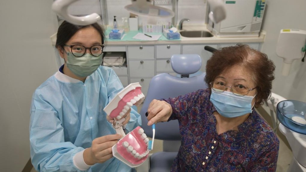 流動醫療及牙科服務站」為65歲或以上長者提供牙科及骨科等服務。