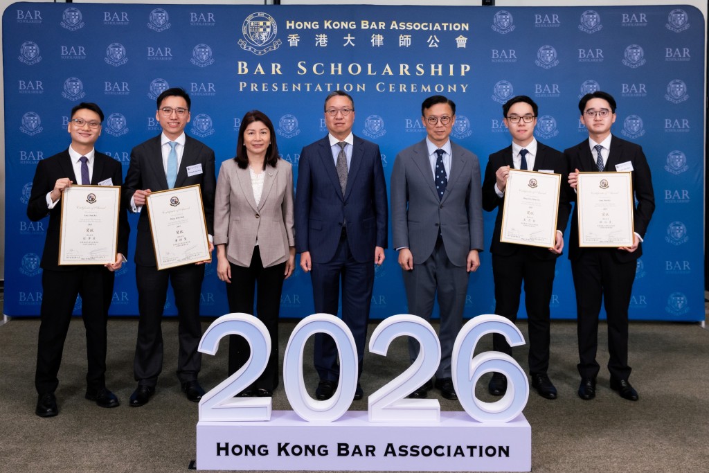 律政司司長林定國(左四)、副司長張國鈞博士(右三)及刑事檢控專員楊美琪(左三)與四名獎學金得主合照。 律政司司長林定國(左四)、副司長張國鈞博士(右三)及刑事檢控專員楊美琪(左三)與四名獎學金得主合照。