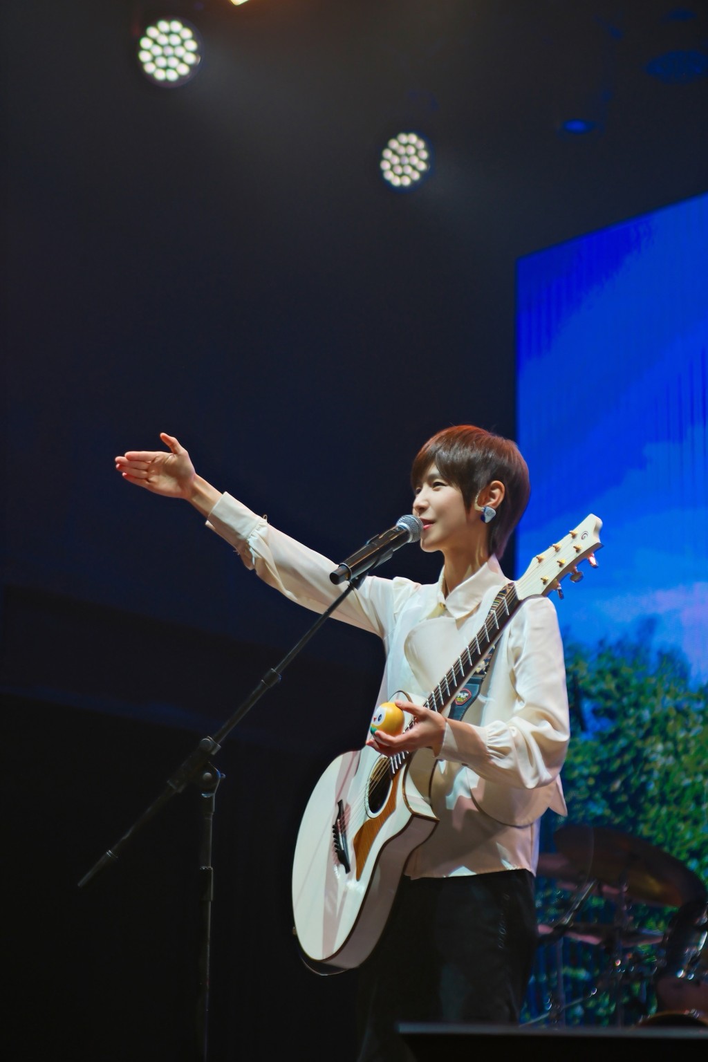 在演唱會最後，歌迷大喊「生日快樂」為即將在5月14日生日的小魏提前慶生。