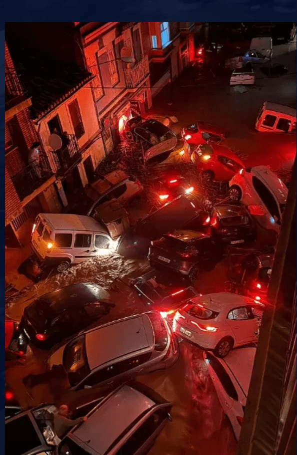 有居民拍到，夜间的街头变成混浊河流，全街汽车「随波逐流」。