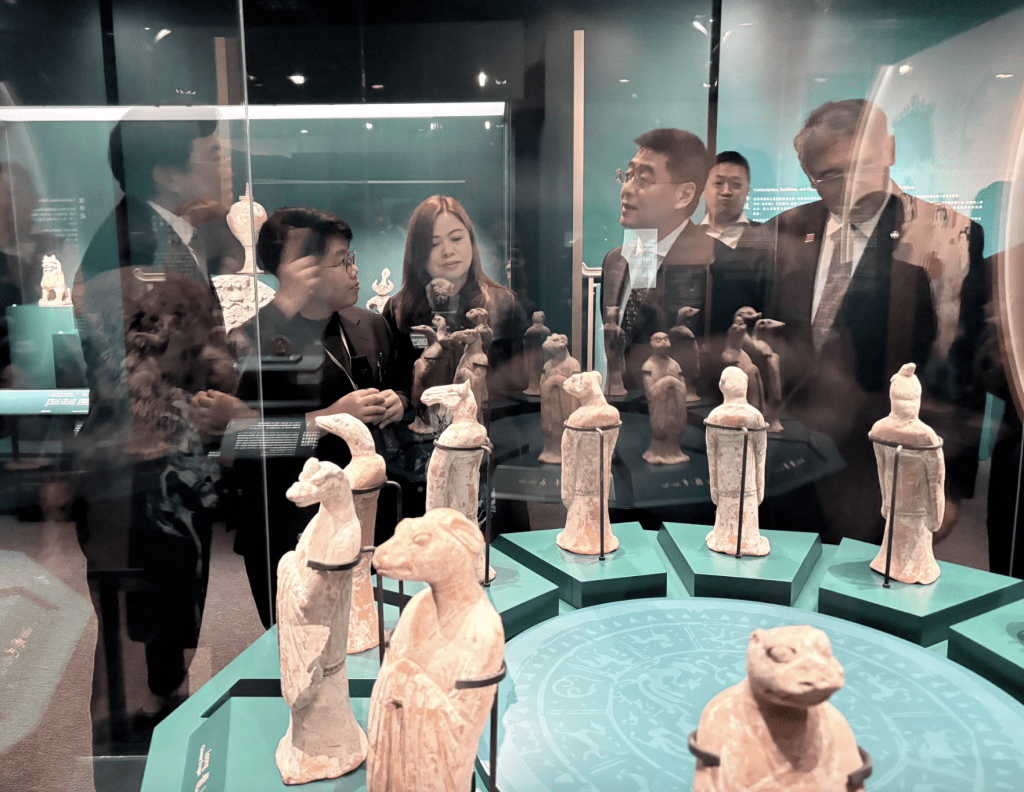 文化體育及旅遊局局長羅淑佩在社交平台發文，指康文署轄下的博物館近日不斷推出新展覧，這個五一黃金周假期巿民和旅客都不愁沒有好去處，呼籲大家千萬別錯過。