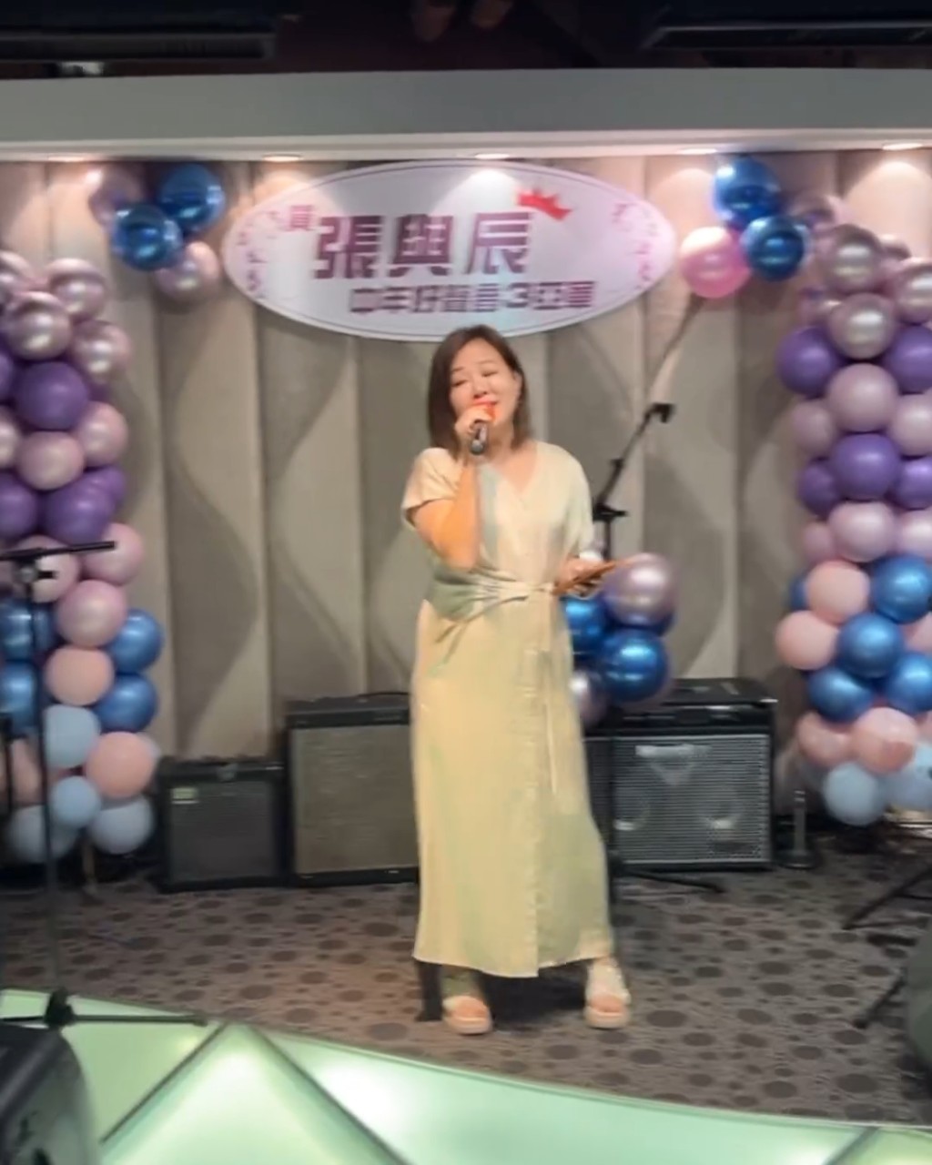 張與辰的家姐都是唱得之人。 張與辰的家姐都是唱得之人。