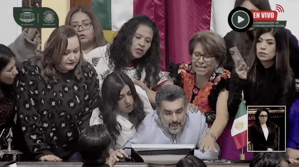 右翼反對黨國家行動黨(PAN)的議員不滿執政黨莫雷諾黨(Moreno Party)的提案,集體衝上講台佔領位置以示抗議。墨西哥國會直播/紐約郵報 右翼反對黨國家行動黨(PAN)的議員不滿執政黨莫雷諾黨(Moreno Party)的提案,集體衝上講台佔領位置以示抗議。墨西哥國會直播/紐約郵報