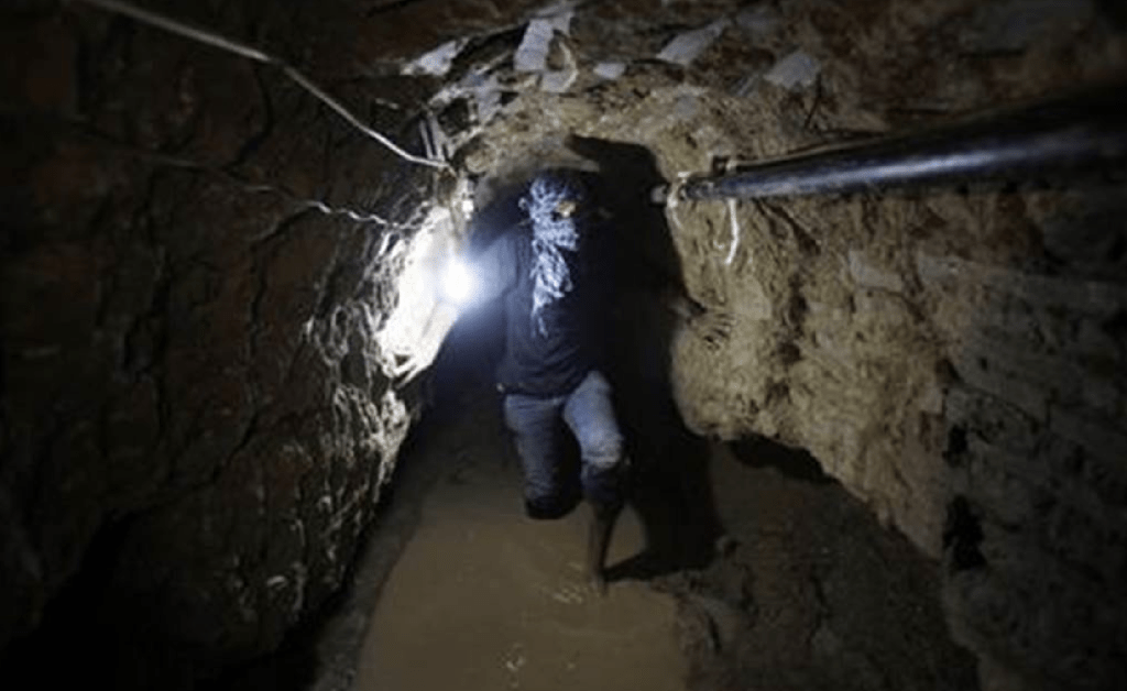 巴勒斯坦人在加沙地底下的走私貨物隧道內走動。路透社資料圖片