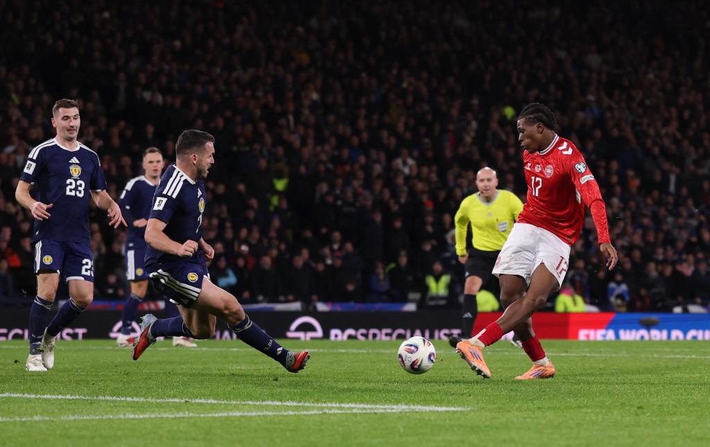 多古一度为十人应战的丹麦扳平2：2。路透社