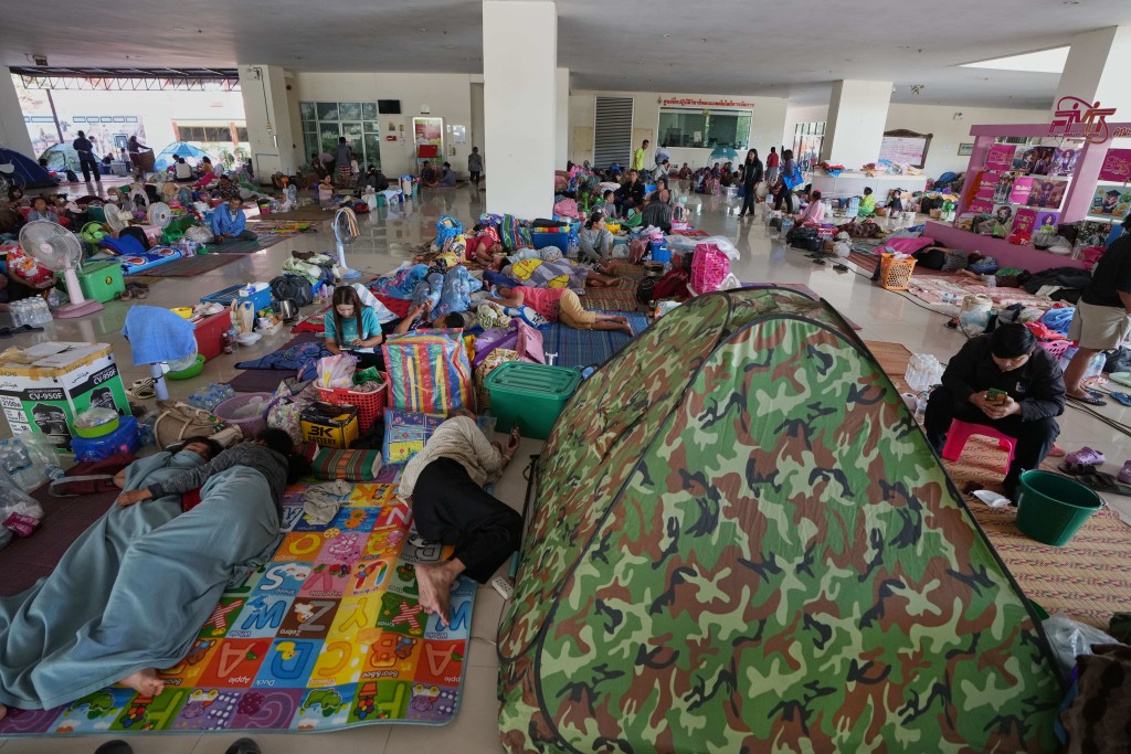 泰國大批民眾到安置中心避難。美聯社 泰國大批民眾到安置中心避難。美聯社