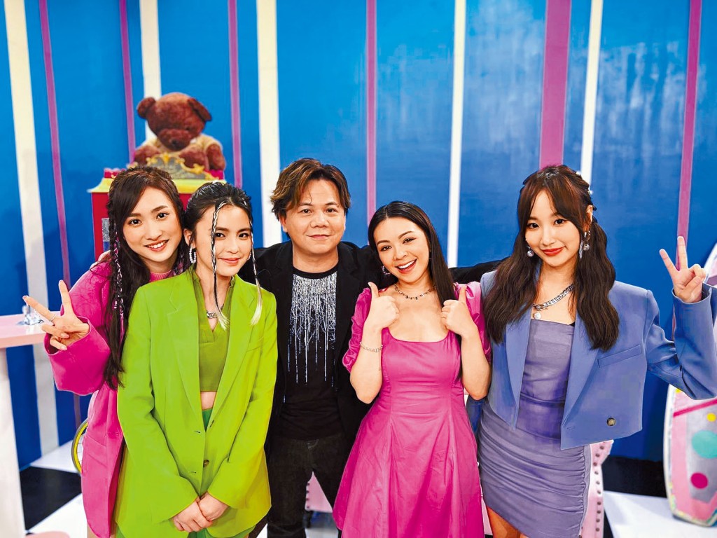 (左起)Yumi、Chantel、伍仲衡、JW、Windy齊齊搞網上音樂會。