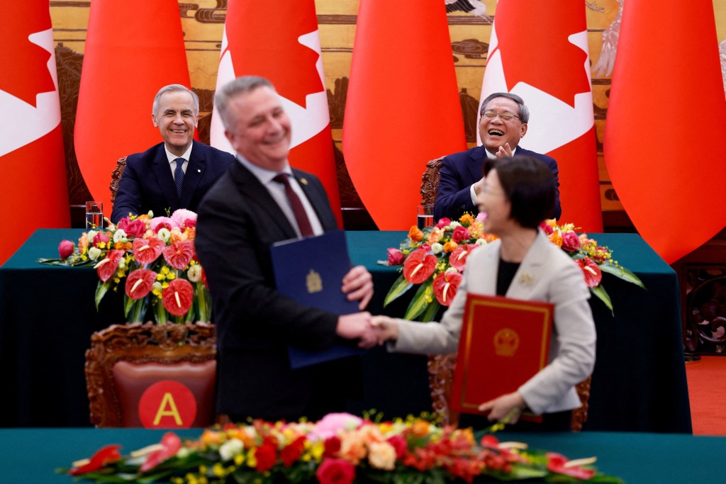 中加部長簽約「擺烏龍」 惹笑聲。 路透社