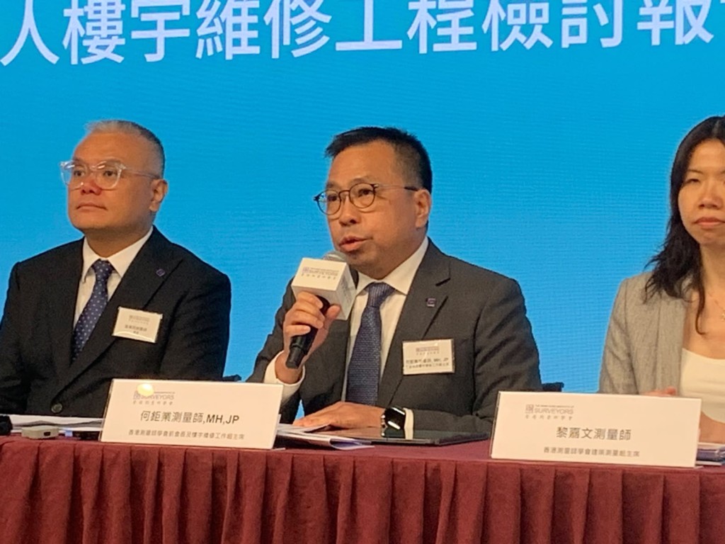測量師學會「樓宇維修工作組」主席何鉅業（中）。