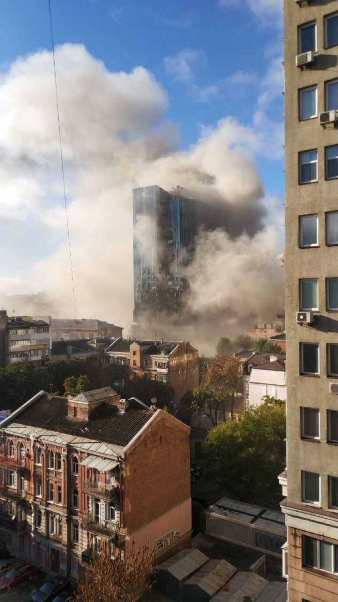 三星駐烏克蘭總部遭導彈波及，濃煙吞噬大樓畫面瘋傳。網圖