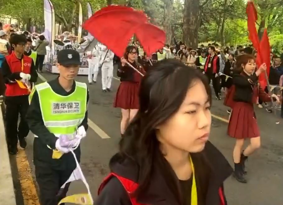清華大學的學生巡遊被批評精氣神不佳，水準業餘。