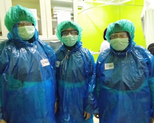 印尼醫護穿著雨衣代替防護衣。 