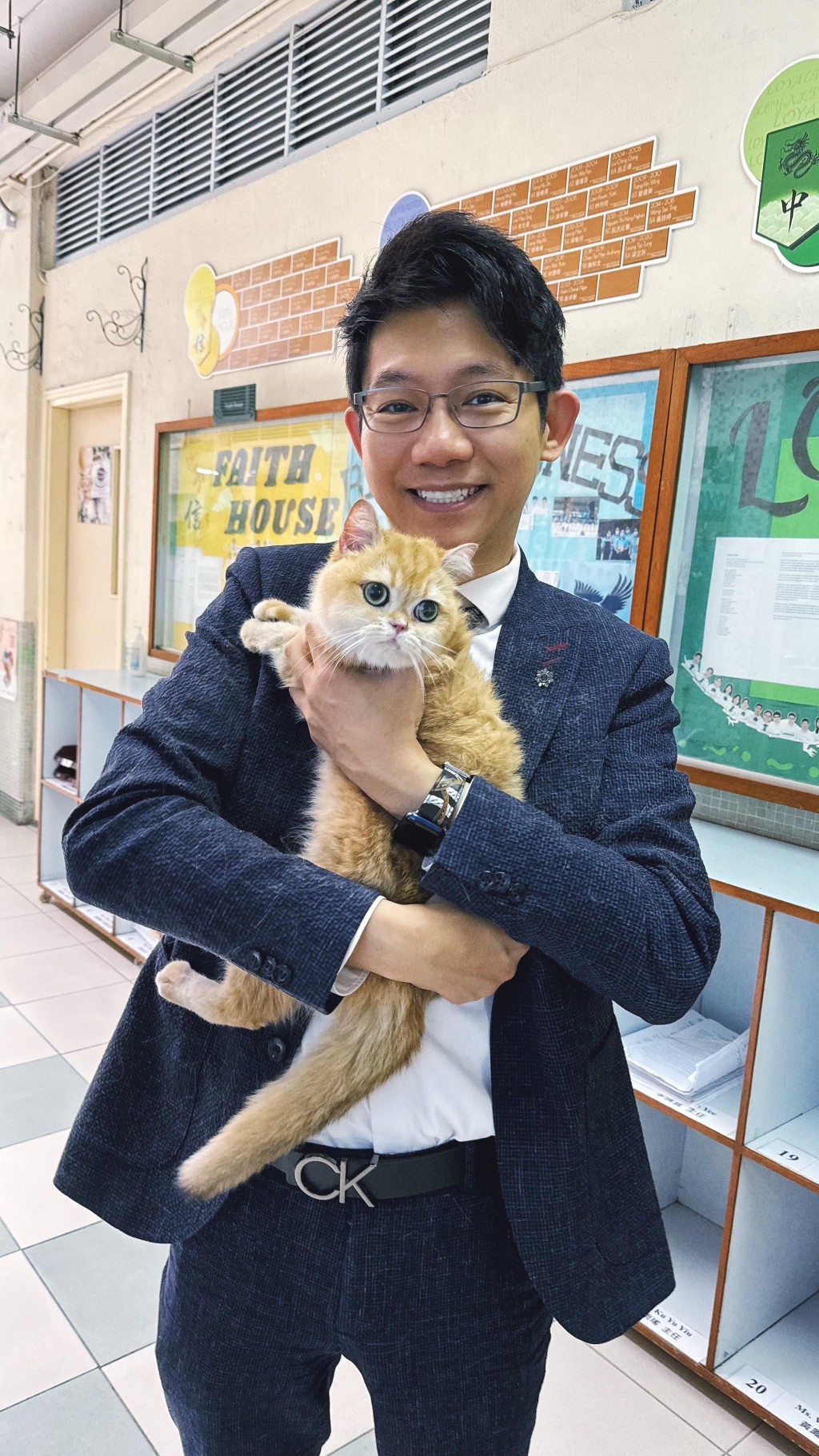 元朗信義中學校長尹浩然拍板收編貓女成「校貓」，每日上學放學親自接送。(受訪者提供)