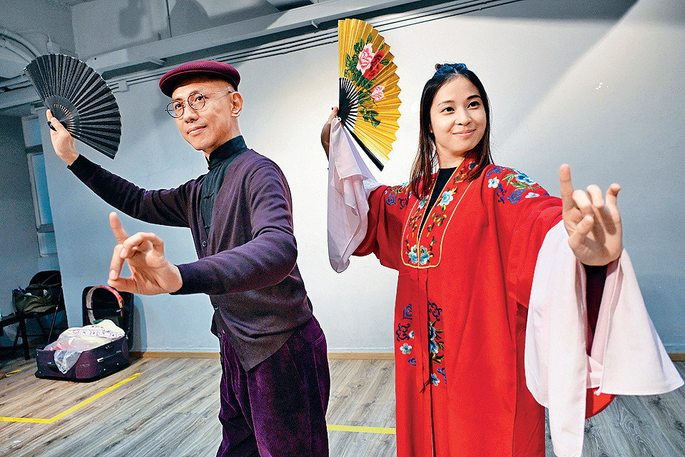 ■多演旦角的菊紫雲（左）教授馬師雅粵劇做手。