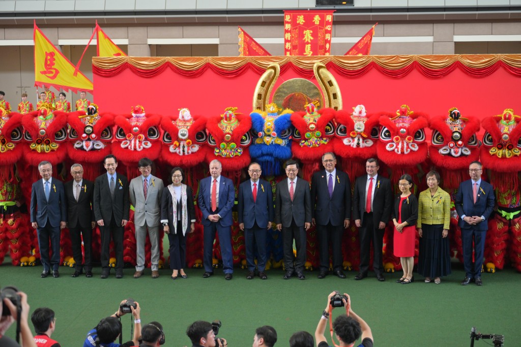 開幕儀式上,行政長官李家超、民政及青年事務局局長麥美娟,以及香港賽馬會主席廖長江等一眾嘉賓主持開鑼儀式。 開幕儀式上,行政長官李家超、民政及青年事務局局長麥美娟,以及香港賽馬會主席廖長江等一眾嘉賓主持開鑼儀式。