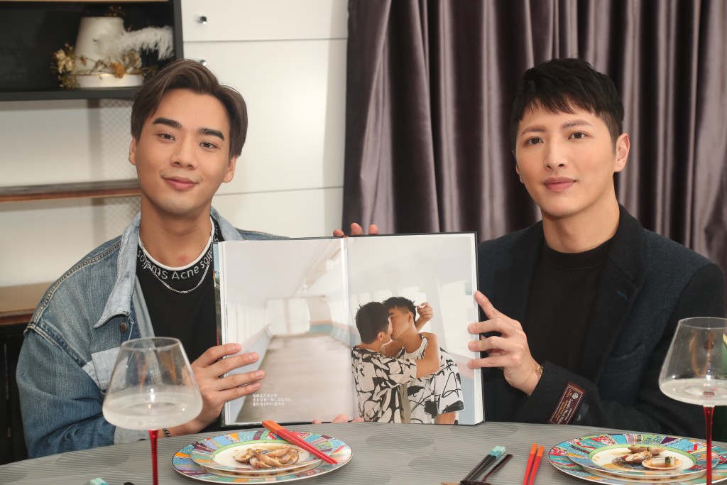 Kenny為Ray開心share慈善寫真集《Pride in Action》。