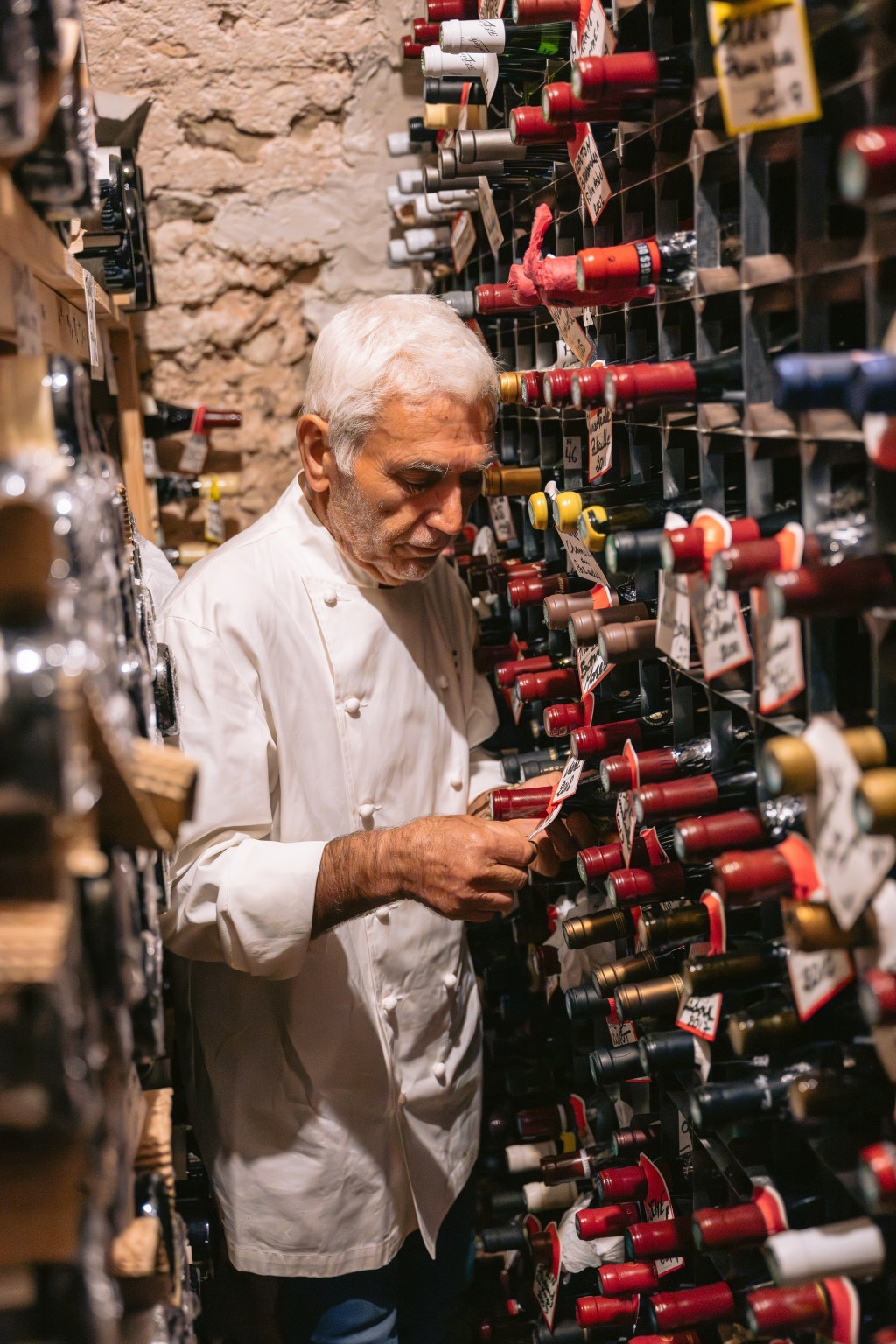 主廚Bruno Cirino在Hostellerie Jérôme酒窖內。 主廚Bruno Cirino在Hostellerie Jérôme酒窖內。