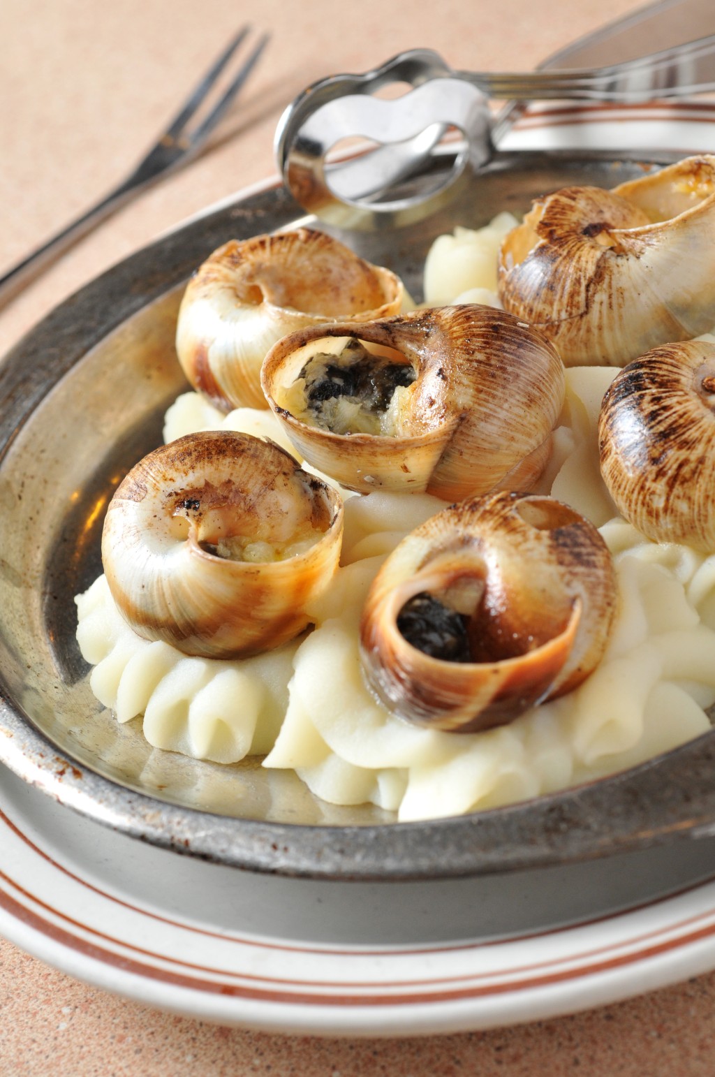 另一道经典菜式是田螺焗薯蓉。