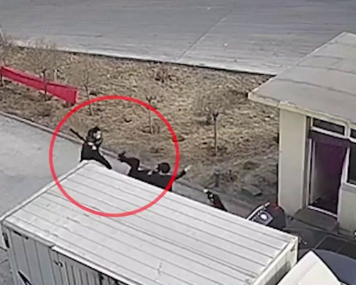 河北恶男拒扫绿码，持棍殴打保安父子致骨折。